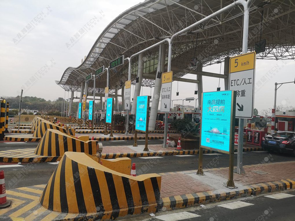 LED廣告機南昌昌北機場 (1).jpg LED廣告機南昌昌北機場 (1).jpg