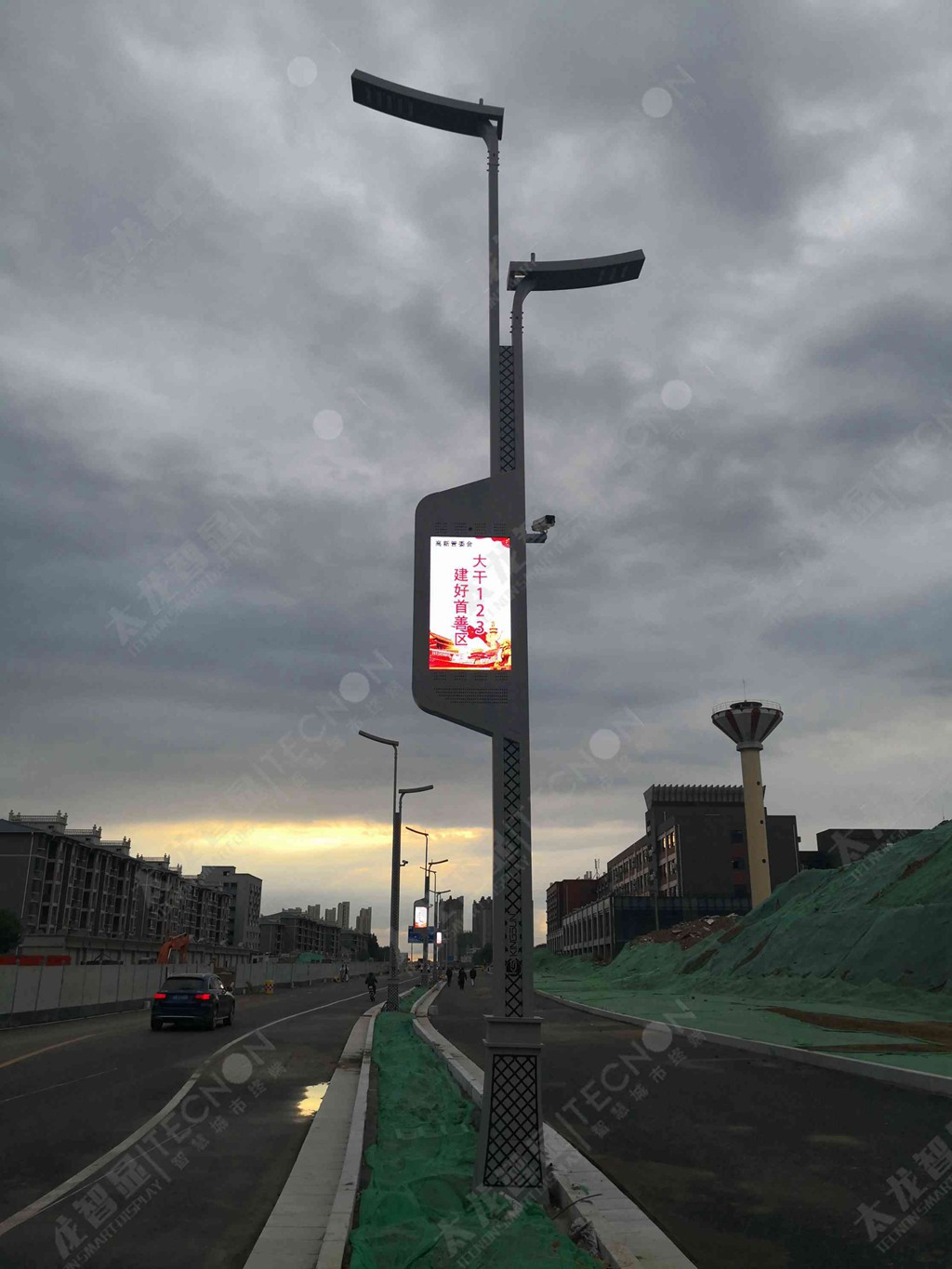 智能LED燈桿屏在西安胡家莊落地！